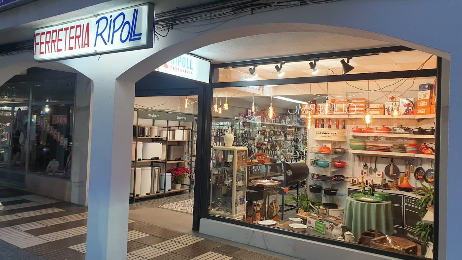 Ferretería Ripoll — onze winkel in het centrum van Altea, met Le Creuset en Brabantia in de etalage